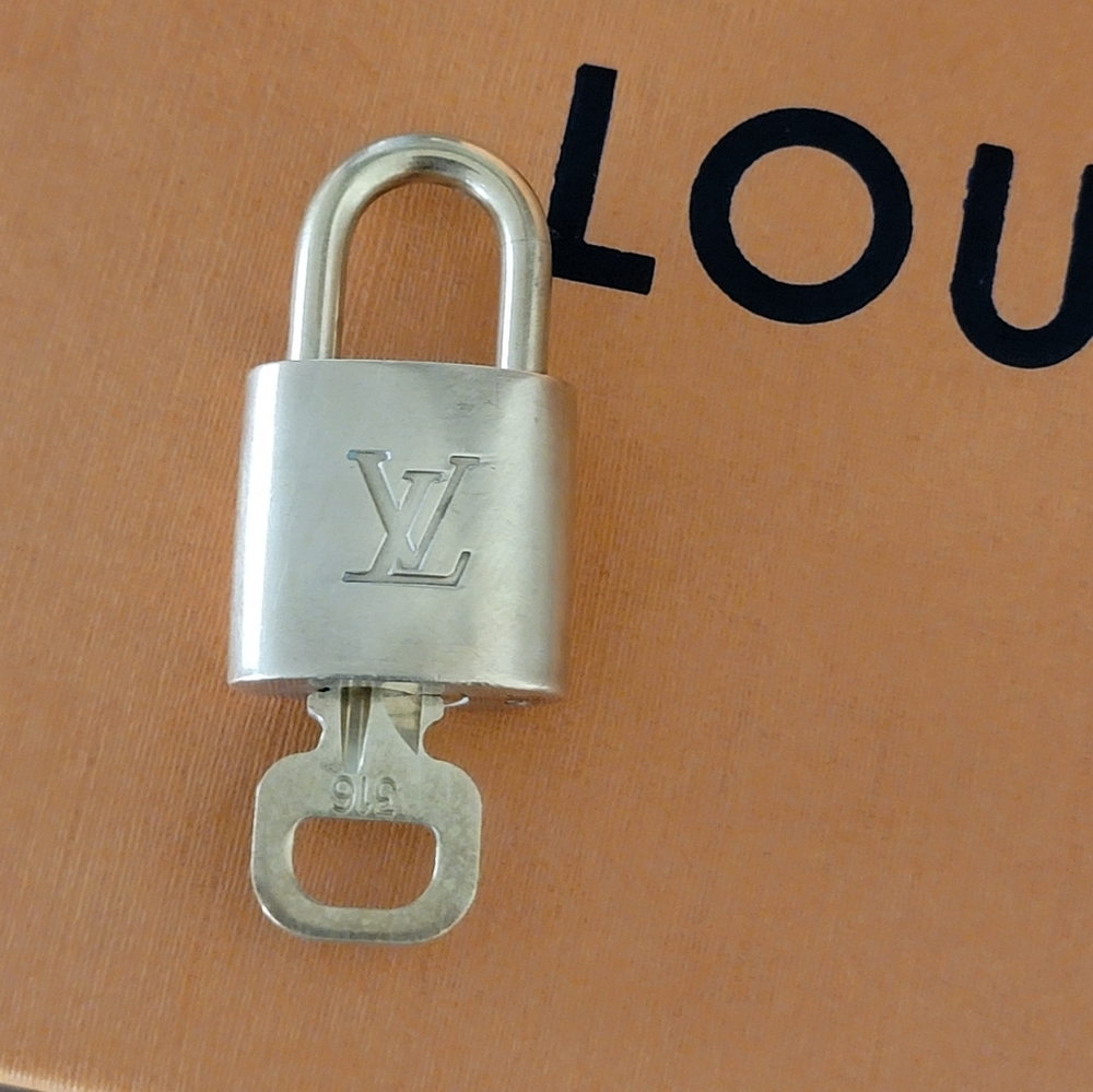 COPY - Authentic Gold Louis Vuitton Key and Lock #316🔒🔑